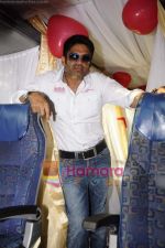 Sunil Shetty promote Thank You outside SRK_s house Mannat on 31st March 2011 (7).JPG